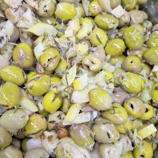 سلطة الزيتون بالزعتر الاخضر
